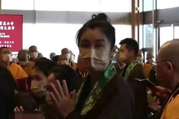 王祖賢被質疑整容失敗!臉部松垮撞臉斯琴高娃,現身寺廟虔誠祈禱