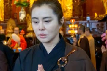 55歲王祖賢近照變化大，素顏狀態優雅，在寺廟內雙手合十祈福