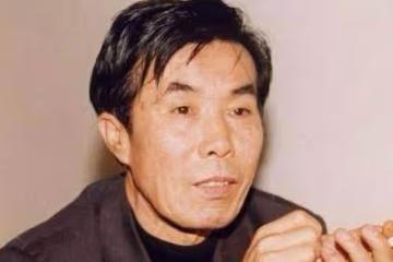 他捧紅趙本山，拋妻棄子與小11歲女星在一起12年，如今發福認不出！