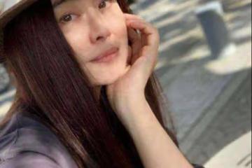 55歲王祖賢近照曝光！面部浮腫被質疑整容，皮膚鬆弛老態明顯