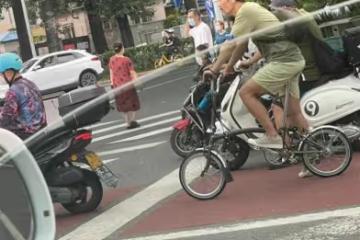 影帝廖凡獨自騎單車出門 鬍子拉碴打扮隨意