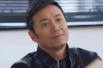 64歲知名港星獲封中老天花板！肌肉若隱若現，支持女兒秀豐滿身材