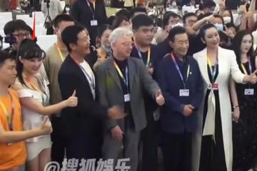 吳京遭性感女性騷擾！被挽手摸身靠肩避無可避，勉強裝笑表情尷尬