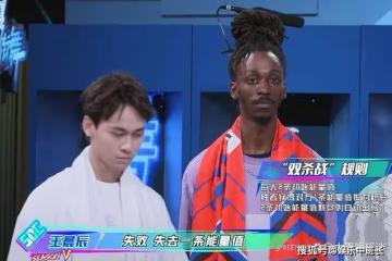 《這!就是街舞》肖傑徒弟拿到紅毛巾,王一博扔出毛巾,讓人感動