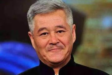 他憑裝傻充愣走紅 曾經靠撿垃圾維持生計