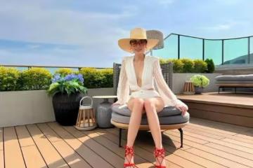 李嘉欣和8年前的自己比美 穿高叉泳褲露長腿