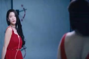 她是電影《情聖》中的紅衣美女,星途事業一帆風順,據說現在還沒嫁人