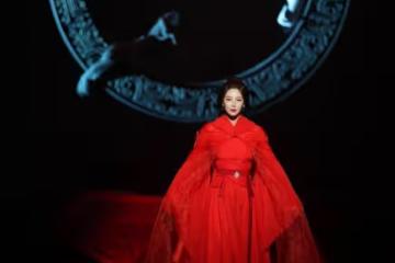 張雨綺演繹虞姬,一身紅裙加身,致敬梅蘭芳百年「霸王別姬」