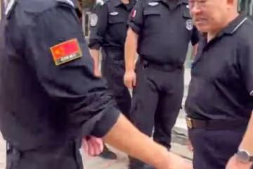 杜旭東與特警合影，站c位形象超尷尬，難以招架對方太熱情！