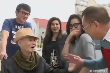 劉家輝坐輪椅參觀TVB,老友相見激動落淚,王喜抱著他坐上車