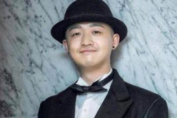 他為喜劇效果剃光頭，卻一直不溫不火，演惡人翻身走紅