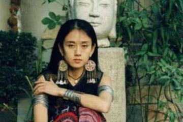 62歲楊麗萍滿臉皺紋,為何還在裝嫩?為了藝術,她放棄成為母親