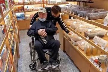 68歲港星患腦退化！記憶衰退出行靠輪椅，舉目無親只能住養老院