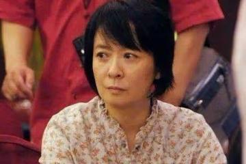 老婆是金牌經紀人,兒子是影帝兒媳是當紅女星,他卻只跑龍套