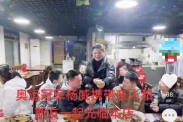 楊威現身街邊小飯館，喝得面紅耳赤青筋直冒，12歲楊陽洋變帥小伙