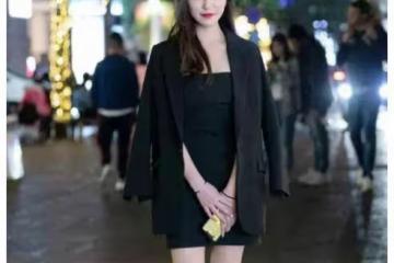 小姐姐身上穿著一件黑色的抹胸連衣裙，顯示出一種迷離的姿態