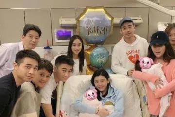 她兩進兩出豪門，拒絕10億贍養費，50歲與兒子走紅毯似一代人