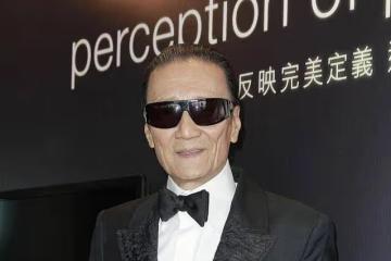 謝賢拿拐杖現身中環,補牙後導致嘴歪,與路人熱情合影