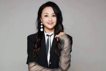 她起初只是化妝師，後在主持和演藝界取得驕人成就，婚後相夫教子其樂融融