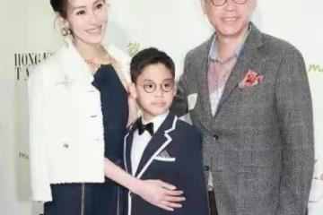 李嘉欣隨老公亮,氣質出眾,全程被老公牽手