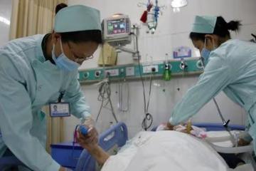 兒媳患癌後想放棄治療，兒子卻想離婚，婆婆給兒子一巴掌：畜生