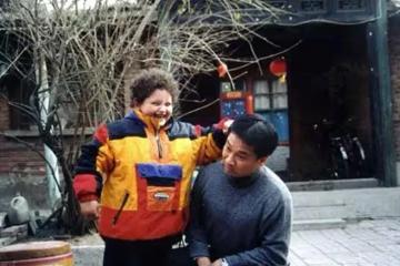 《外國小孩中國爸》20年：主角消失，配角變電影，差距太大了