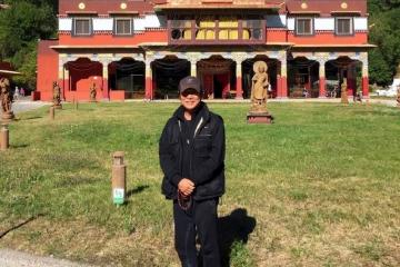 李連杰近照狀態好：手拿串珠拜訪寺廟，完成三周的靜修出關