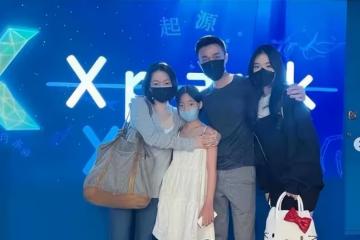 小S全家旅遊照片曝光，二女兒顏值比媽媽還高，小女兒長得像父親