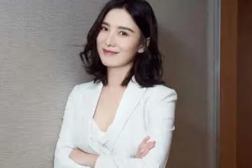 強迫大自己23歲的導演拋妻棄子,被捧紅後馬上把對方甩開,她是誰?