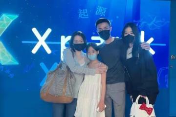 許雅鈞懶理與美女約會熱議,攜全家旅遊,二女兒身高快趕上爸爸