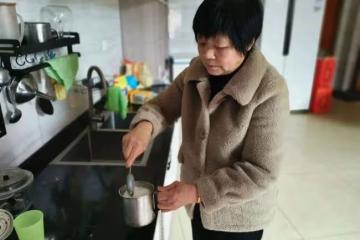 生個賠錢貨,先交5萬罰款!3個姐姐呢,媽你先交好了