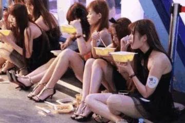 橫店女群演生存現狀堪憂,個個高顏值好身材,一天90塊看了心疼