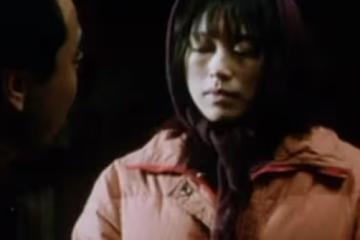 女大學生被騙拐山溝,男人扯下她的衣服,實施「獸行」