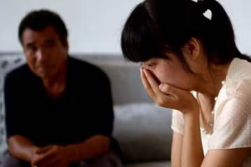 「老子明天就把你賣了」，爸爸重男輕女，因彩禮要我嫁不愛的男人