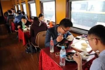 火車晚點，姑娘在候車室中又冷又餓時，陌生大哥問：要打電話嗎