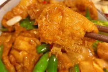 超級美味下飯的油豆腐辣椒炒肉