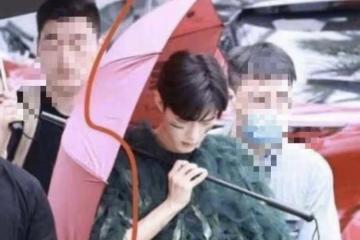 疑似肖戰新綜藝路透曝光，身穿「吉利服」現身，臉塗油彩顏值在線