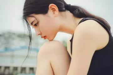 路燈下，妻子和炮友在熱情擁吻，我手裡攥著石頭熱血沸騰地觀摩