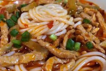 夏天來了，沒胃口就來份香辣開胃榨菜肉絲粉