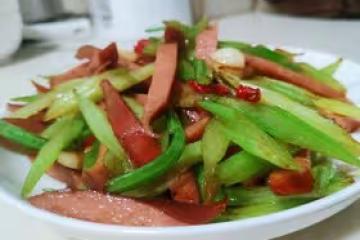 芹菜炒香腸