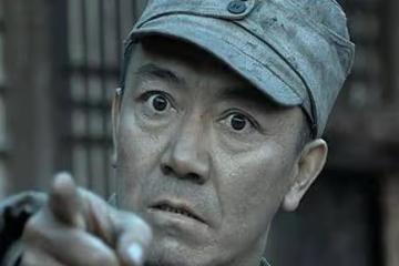 亮劍:同樣是常乃超抽菸,新版點菸用手擋住,你看老版點菸用的是啥?