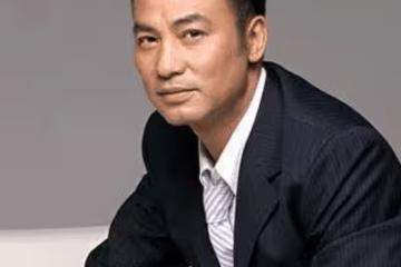 64歲任達華攜小12歲嬌妻近照,蒼老不少,179CM老婆岔開雙腿照顧他面子