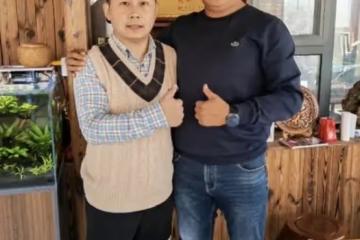 何雲偉與農家樂老闆合影,被網友們戲謔:弊大於利