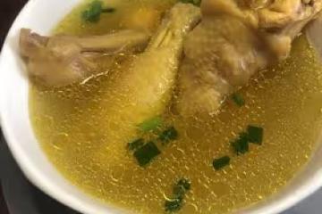 琺琅鍋：黃油油的老母雞湯