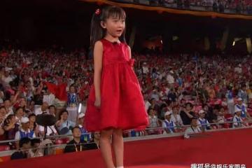 還記得唱《北京歡迎你》的紅衣小女孩嗎?時隔12年,今美到認不出
