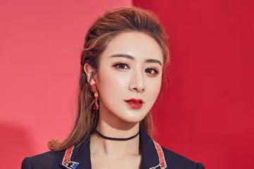 薇婭出事之後，家鄉連夜換掉她的廣告牌，換成了以史為鑑的宣傳語