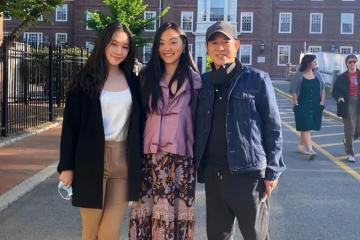 李連杰陪女兒國外逛街,Jada身材火辣,兩姐妹氣質狀態很歐范