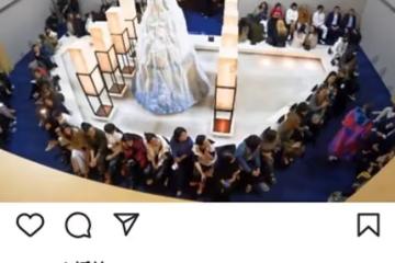郭晶晶出席時裝秀，與一眾富豪名媛合照穩站C位，40歲凍齡似少女