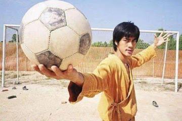 靠周星馳出道,因像李小龍出名,如今身家過億卻想再次出演李小龍