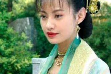 楊雪直播間做活動,臉部僵硬五官奇怪,當年的江玉燕如今成了這樣